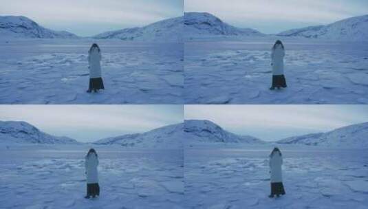 站在破碎冰川上眺望远方的女人高清在线视频素材下载