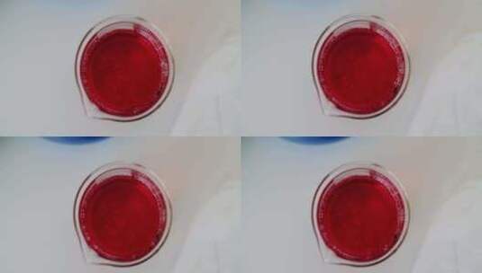 烧杯中冒泡液体的头顶拍摄高清在线视频素材下载