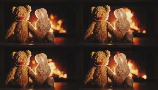 熊和兔子玩偶摆在壁炉边高清在线视频素材下载