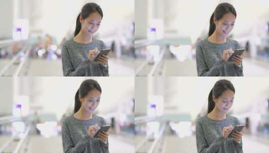 妇女在机场使用手机高清在线视频素材下载