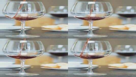 在玻璃杯中供应葡萄酒_详细查看高清在线视频素材下载