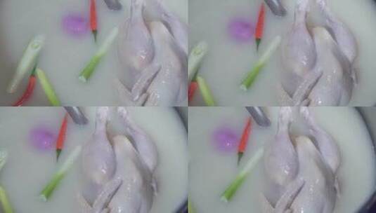 熬汤鸡肉猪骨原汤舀起展示放入奶白色餐饮高清在线视频素材下载
