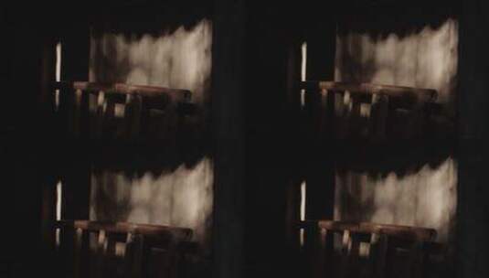 斑驳光影照在老房子木门板上高清在线视频素材下载