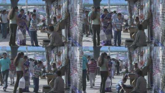女人在街头小贩处买东西高清在线视频素材下载