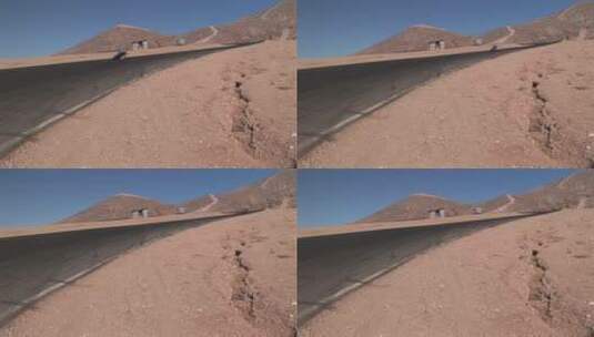 摩托车在沙漠公路上快速行驶高清在线视频素材下载