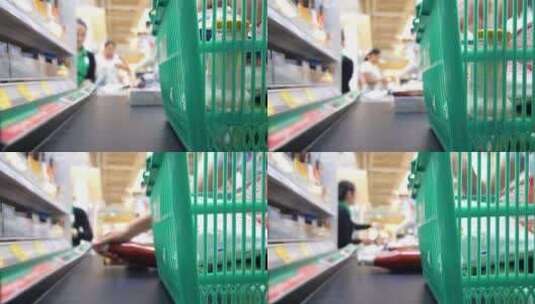 顾客在超市收银台等待结算高清在线视频素材下载