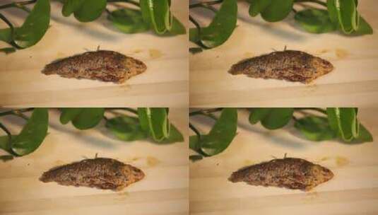 勺子碾碎无骨焖鱼高清在线视频素材下载