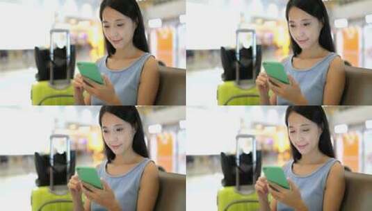 女子在机场使用手机高清在线视频素材下载