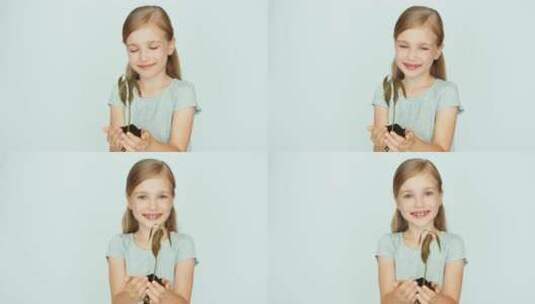 女孩手里拿着一棵小树植物高清在线视频素材下载