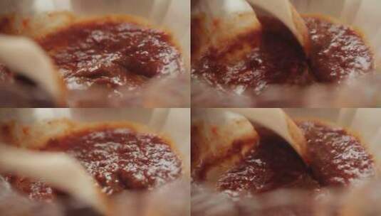 三种调料制作烧烤酱料高清在线视频素材下载