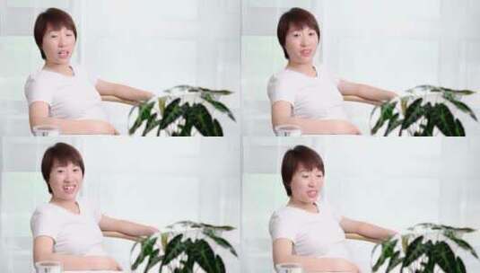 对着镜头说话 做介绍的中国年轻女性高清在线视频素材下载