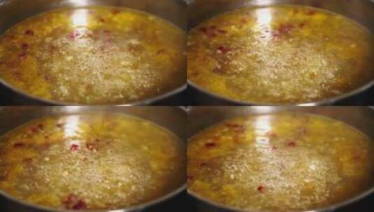 烹饪酸汤肥牛汤底沸腾高清在线视频素材下载