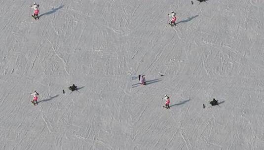 俯视视角拍摄的单人滑雪运动高清在线视频素材下载