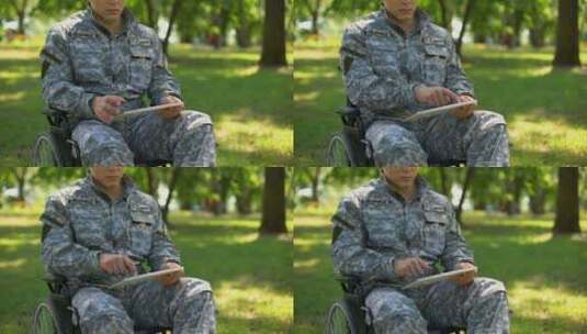 军人在轮椅上使用平板电脑高清在线视频素材下载