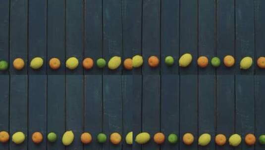 木板上水果移动动画高清在线视频素材下载