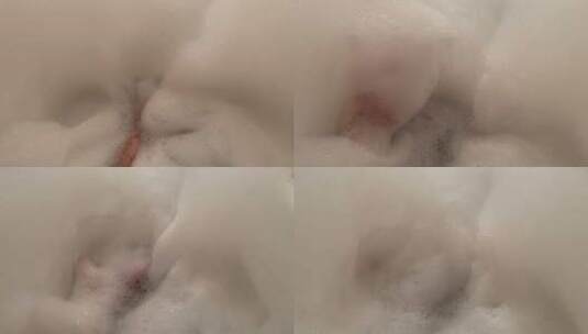 女人在洗泡泡浴高清在线视频素材下载