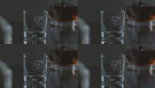 棕色的威士忌倒入酒杯高清在线视频素材下载