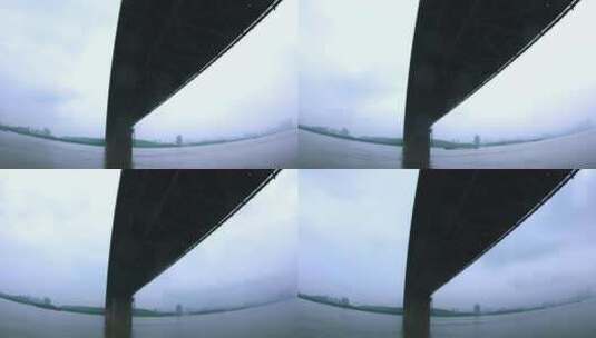 仰拍武汉长江大桥走云桥下过船延时高清在线视频素材下载