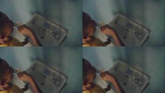 浴室刷牙的男孩高清在线视频素材下载