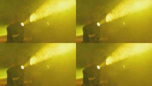 马戏团表演马戏团背景烟雾中聚光灯的特写高清在线视频素材下载