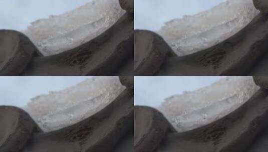瓦片上融化的积雪高清在线视频素材下载