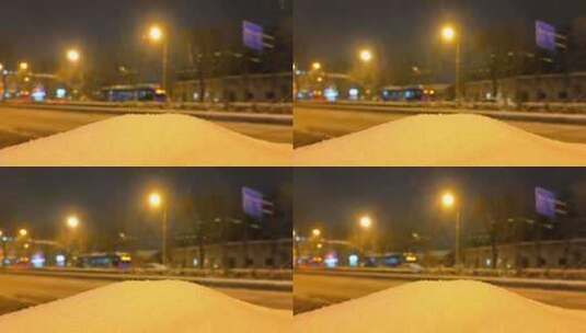 冬季下雪天夜晚路灯下的公路车流高清在线视频素材下载