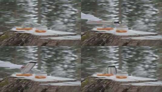 落满雪花的树桩上摆放着橘子高清在线视频素材下载