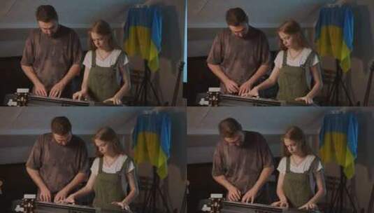 一个女孩键盘手和一个男老师站在音乐中演奏高清在线视频素材下载