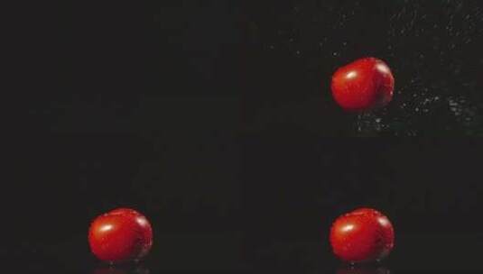 番茄在黑暗中掉入水中，飞溅在不同的方向高清在线视频素材下载