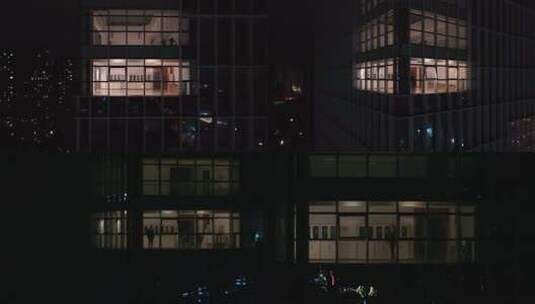 夜晚写字楼独自一人俯瞰城市地产意象镜头高清在线视频素材下载
