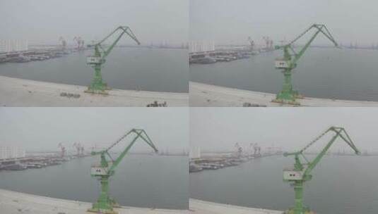 海港码头的吊塔吊车塔吊高清在线视频素材下载