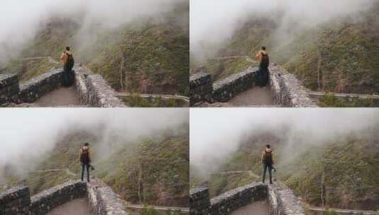 旅行者拍摄大山中的雾高清在线视频素材下载