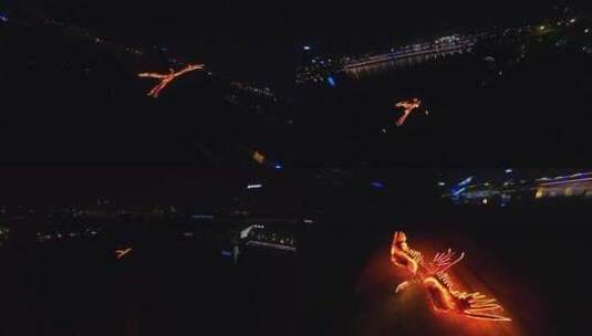 穿越机航拍明月湖火凤凰航模夜景烟火表演高清在线视频素材下载