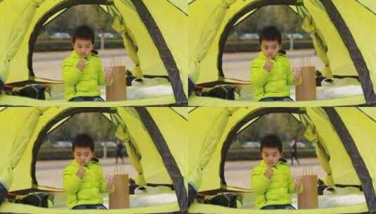 中国小男孩在帐篷里 公园露营高清在线视频素材下载