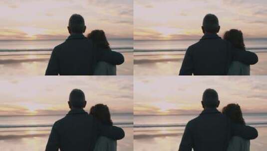 情侣站在海边看夕阳背影高清在线视频素材下载