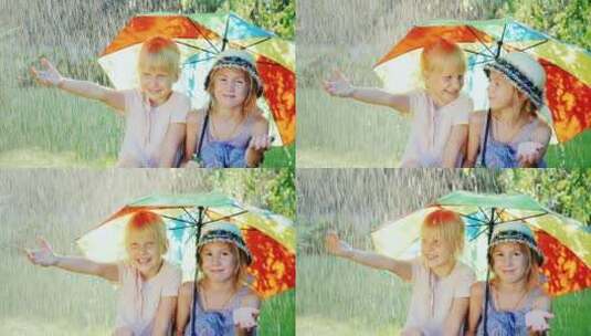 两个快乐的女孩躲在雨伞下高清在线视频素材下载