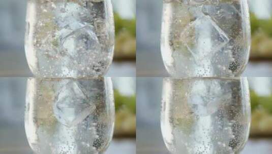 冰块落入矿泉水中高清在线视频素材下载