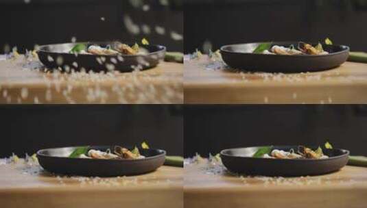 厨师在虾旁撒入大米高清在线视频素材下载