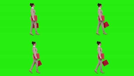 绿幕背景前女人在行走高清在线视频素材下载