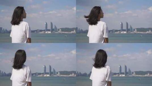 女孩站在城市海边吹风看风景看海青春少女高清在线视频素材下载