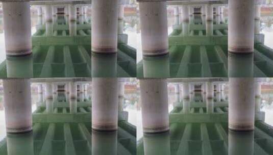 河面桥墩空镜头桥下风景高清在线视频素材下载