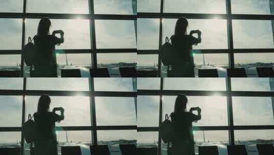 女子在机场航站楼拍照高清在线视频素材下载
