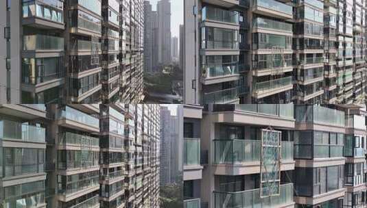 高层住宅楼安装全景玻璃窗高清在线视频素材下载