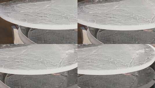 寒冷冬天院子里的一大块冰块高清在线视频素材下载