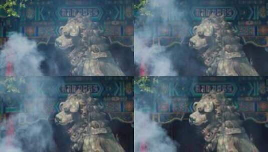 北京雍和宫烟雾缭绕的石狮子高清在线视频素材下载