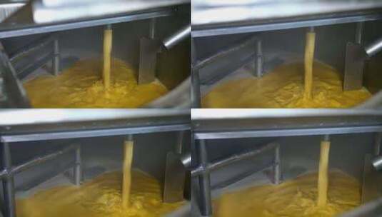 黄色液体倒入容器。黄油或奶油生产线。食品高清在线视频素材下载