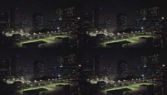 商业中心楼顶足球场夜景实拍高清在线视频素材下载