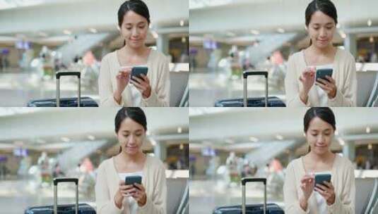 妇女在机场使用智能手机高清在线视频素材下载