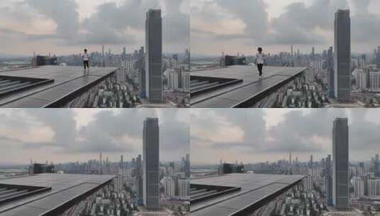 男子站在深圳的高楼顶高清在线视频素材下载