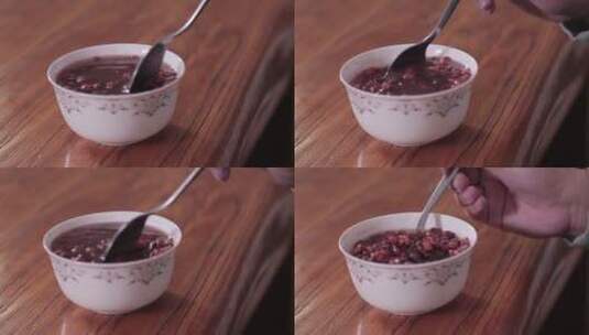 实木桌子上放祛湿红豆粥 (10)高清在线视频素材下载